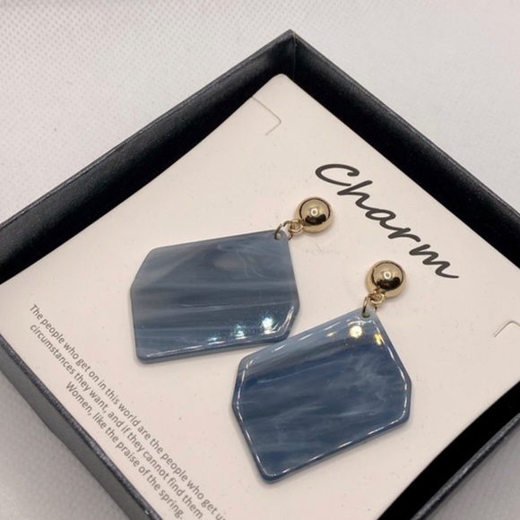 Beautiful Marble Quartz Stud Earrings - Picture 2 of 5